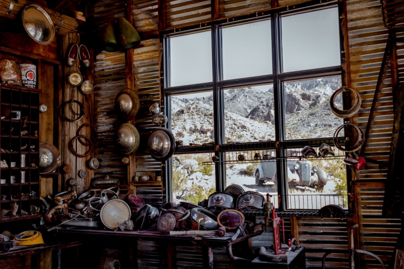 cordonnerie-TOULON-min_shop_window_part_junk_abandoned-138873